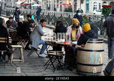 Milan, Italie. 08 janvier 2021. Milan zone jaune Covid-19 - personnes dans les clubs et autour de la vie nocturne / apéritifs - naviglio grande et Dock espace Editorial usage seulement crédit: Agence de photo indépendante / Alamy Live News Banque D'Images