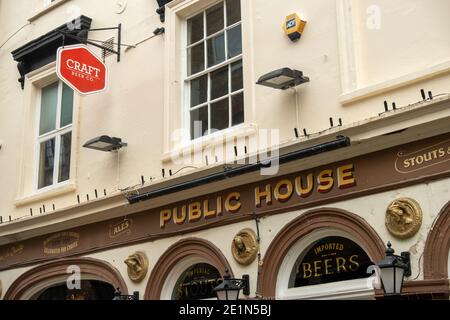 London - Craft Beer Co signe sur l'extérieur de l'un des Leurs pubs dans le quartier Holborn de la ville de Londres Banque D'Images