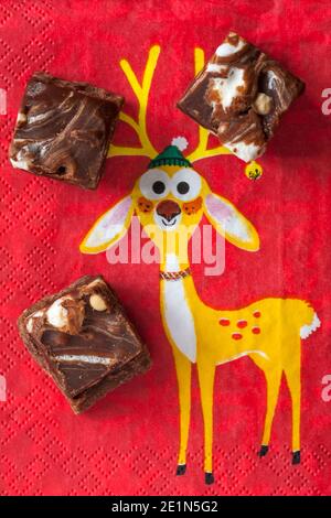 M&S Smores Fudge carrés sur la serviette de Noël - sombre caramel au chocolat avec biscuits et guimauves aromatisées à la vanille Banque D'Images