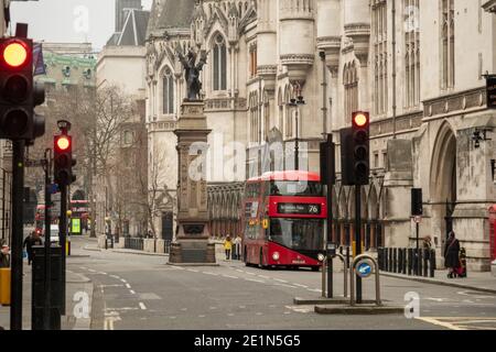 Londres, janvier 2021 : Fleet Street et les cours royales de justice. Rue vide en raison du confinement de Covid 19 Banque D'Images