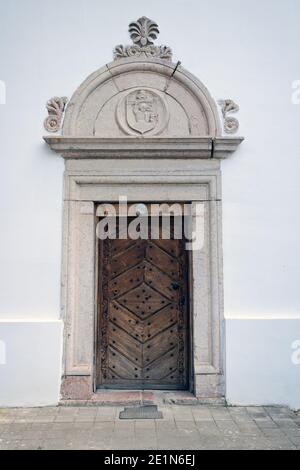 entrée de l'ancienne église gothique en Transylvanie Banque D'Images