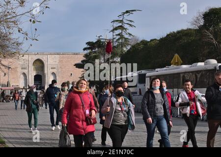 Istanbul Istanbul Turquie -01 08 2021 lors de la pandémie, les sites historiques et les musées sont ouverts aux touristes en Turquie. Un groupe de touristes se promo à gro Banque D'Images