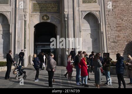 Istanbul Istanbul Turquie -01 08 2021 lors de la pandémie, les sites historiques et les musées sont ouverts aux touristes en Turquie. Un groupe de touristes séjournent à Fro Banque D'Images