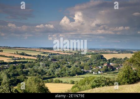 Vue sur la vallée de Chalke à Bishopstone, au sud-ouest de Salisbury dans le Wiltshire. Banque D'Images