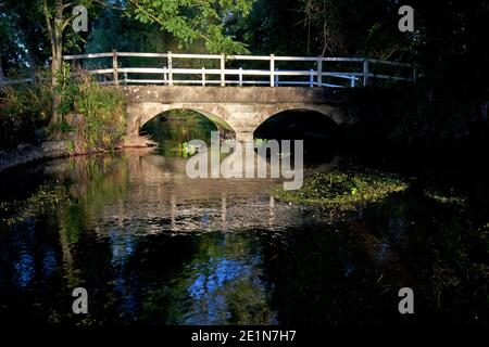 Un pont sur la rivière Ebble à Broad Chalke dans le Wiltshire. Banque D'Images