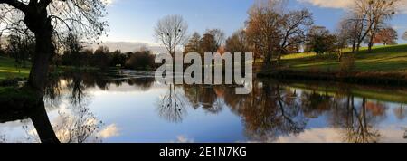 Coucher de soleil sur le lac à Holywell Hall, village de Holywell, Lincolnshire, Angleterre, Royaume-Uni Banque D'Images