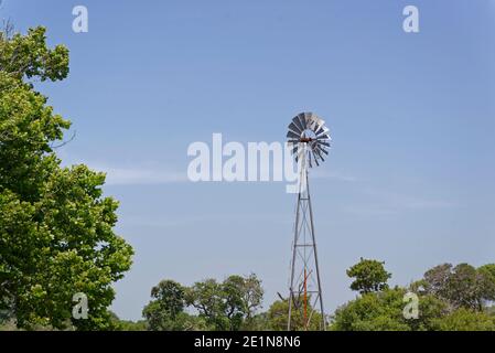 Un moulin à vent à pompage d'eau aérateur au centre d'accueil de la réserve naturelle nationale d'Aransas , près d'Austwell Texas sur la côte du golfe. Banque D'Images