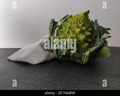 Un brocoli romanesco entier sur une table de cuisine Banque D'Images