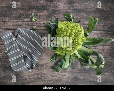 Un brocoli romanesco entier sur une table de cuisine Banque D'Images