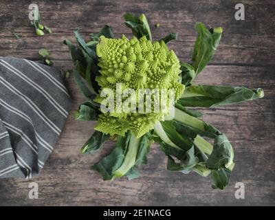 Un brocoli romanesco entier sur une table de cuisine Banque D'Images