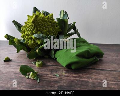 Un brocoli romanesco entier sur une table de cuisine Banque D'Images