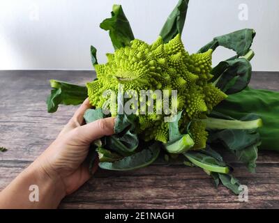 Un brocoli romanesco entier sur une table de cuisine Banque D'Images