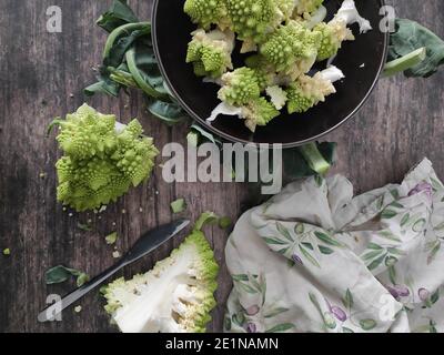 Un bol de brocoli sur une table Banque D'Images