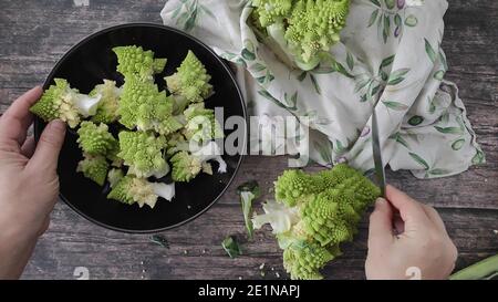 Un bol de brocoli sur une table Banque D'Images