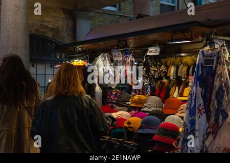 Britain in Pandemic - les acheteurs de Noël à a Millinery Stall, Covent Garden, Londres, Grande-Bretagne, 2020 Banque D'Images