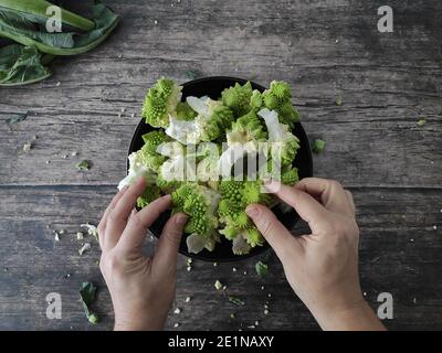 Romanesco Brocoli sur un bol brun sur une cuisine en bois tableau Banque D'Images