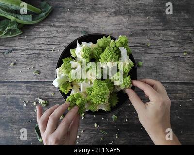 Romanesco Brocoli sur un bol brun sur une cuisine en bois tableau Banque D'Images