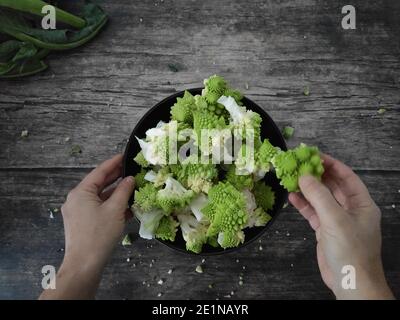 Romanesco Brocoli sur un bol brun sur une cuisine en bois tableau Banque D'Images