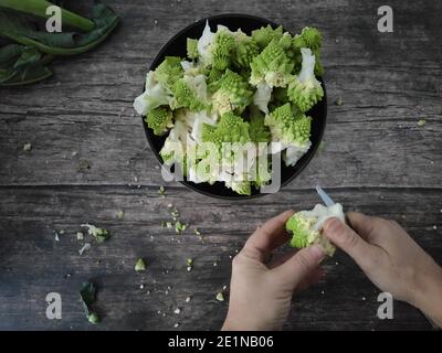 Romanesco Brocoli sur un bol brun sur une cuisine en bois tableau Banque D'Images