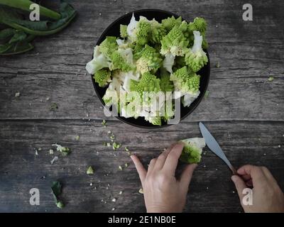 Romanesco Brocoli sur un bol brun sur une cuisine en bois tableau Banque D'Images