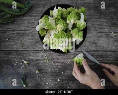 Romanesco Brocoli sur un bol brun sur une cuisine en bois tableau Banque D'Images