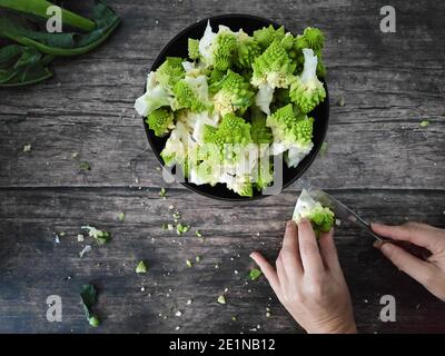 Romanesco Brocoli sur un bol brun sur une cuisine en bois tableau Banque D'Images