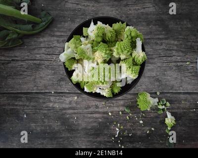 Romanesco Brocoli sur un bol brun sur une cuisine en bois tableau Banque D'Images