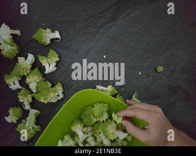 Brocoli romanesco sur un plateau de table gris foncé Banque D'Images