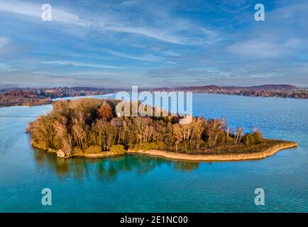 Île de Wörth ou Île de la souris dans le lac de Wörthsee près de Bachern, Fuenfseenland, haute-Bavière, Bavière, Allemagne, Europe Banque D'Images