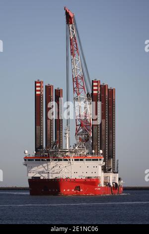 Le navire d'installation éolienne MPI Adventure atteindra le port de Rotterdam le 18 septembre 2020. Banque D'Images