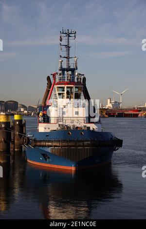 Le remorqueur de port Fairplay-34 sera dans le port de Rotterdam le 18 septembre 2020. Banque D'Images