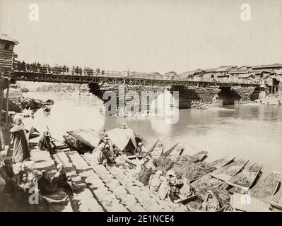 Photographie du XIXe siècle : pont au-dessus de la rivière Jhelum Srinagar, Inde, vers 1890. Srinagar est la plus grande ville et la capitale estivale du territoire syndical indien de Jammu-et-Cachemire. Il se trouve dans la vallée du Cachemire, sur les rives du fleuve Jhelum, un affluent de l'Indus, et des lacs Dal et Anchar. Banque D'Images