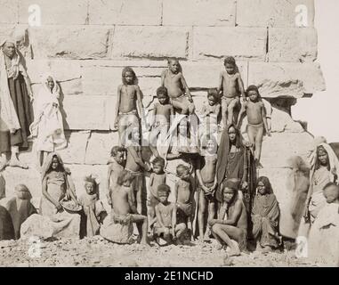 Photo du XIXe siècle : groupe d'enfants nubiens, Dazieh, Égypte, probablement Dakhla. Sebah stusio, c.1880. Banque D'Images