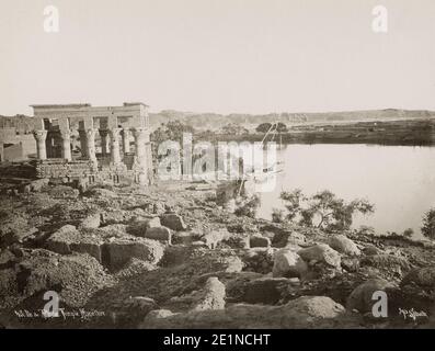 Photo du XIXe siècle : temple d'Isis sur l'île de Philae. Égypte, c.1890. Le complexe du temple a été démantelé et déplacé à proximité de l'île d'Agilkia dans le cadre du projet de campagne de l'UNESCO sur la Nubie, protégeant ainsi ce complexe et d'autres avant l'achèvement du barrage d'Assouan en 1970 Banque D'Images