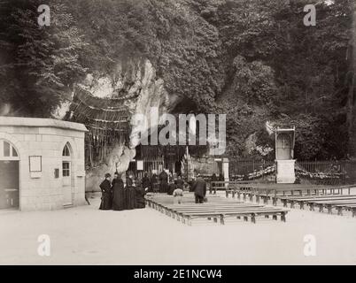 Photographie ancienne du XIXe siècle : le sanctuaire catholique romain, la Grotte de notre-Dame de Lourdes, en France, image vers 1890. Banque D'Images