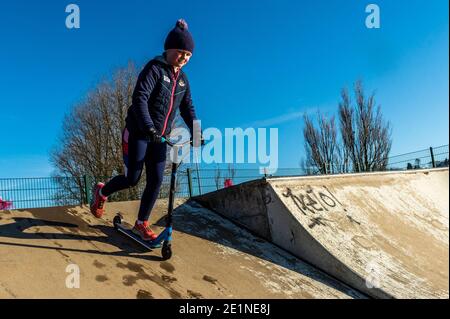 Bandon, West Cork, Irlande. 8 janvier 2021. Malgré la surface glacée et le temps froid, Doireann Leane, 9 ans, de Bandon, a apprécié de jouer sur son scooter dans le parc de skate de Bandon aujourd'hui. Crédit : AG News/Alay Live News Banque D'Images