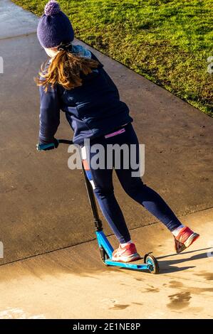 Bandon, West Cork, Irlande. 8 janvier 2021. Malgré la surface glacée et le temps froid, Doireann Leane, 9 ans, de Bandon, a apprécié de jouer sur son scooter dans le parc de skate de Bandon aujourd'hui. Crédit : AG News/Alay Live News Banque D'Images