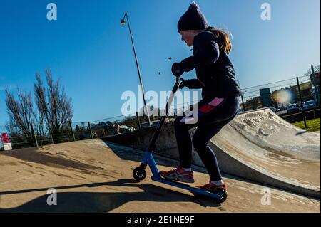 Bandon, West Cork, Irlande. 8 janvier 2021. Malgré la surface glacée et le temps froid, Doireann Leane, 9 ans, de Bandon, a apprécié de jouer sur son scooter dans le parc de skate de Bandon aujourd'hui. Crédit : AG News/Alay Live News Banque D'Images