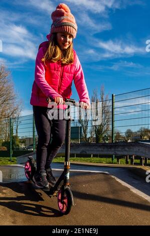 Bandon, West Cork, Irlande. 8 janvier 2021. Malgré la surface glacée et le temps froid, Cara Crowley, âgée de 10 ans, de Bandon, a apprécié de jouer sur son scooter dans le parc de skate de Bandon aujourd'hui. Crédit : AG News/Alay Live News Banque D'Images