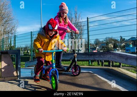 Bandon, West Cork, Irlande. 8 janvier 2021. Malgré la surface glacée et le temps froid, Loki et Cara Crowley de Bandon ont apprécié de jouer au parc de skate de Bandon aujourd'hui. Crédit : AG News/Alay Live News Banque D'Images