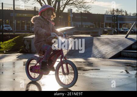 Bandon, West Cork, Irlande. 8 janvier 2021. Malgré la surface glacée et le temps froid, Liadh Crowley, 6 ans, de Bandon, a apprécié de jouer au parc de skate de Bandon aujourd'hui. Crédit : AG News/Alay Live News Banque D'Images