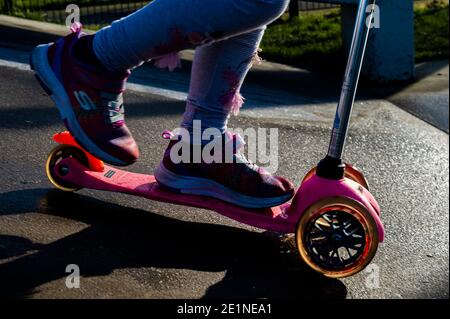 Bandon, West Cork, Irlande. 8 janvier 2021. Malgré la surface glacée et le temps froid, Muireann Lynch, 5 ans, de Bandon, a apprécié de jouer aujourd'hui dans le parc de skate de Bandon. Crédit : AG News/Alay Live News Banque D'Images