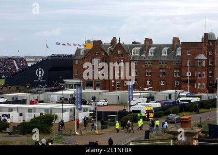 Troon, Ayrshire, Écosse, UK South Ayrshire Council. Le concours Open de golf 2016 au Royal Troon. Le Marine Highland Hotel avec le village en tented en face Banque D'Images