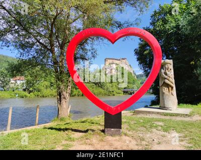 Vue sur le château d'Orava dans le village de Oravsky Podzamok en Slovaquie Banque D'Images