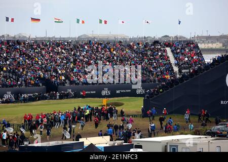 Troon, Ayrshire, Écosse , Conseil de l'Ayrshire du Sud du Royaume-Uni.Le concours Open de golf 2016 au Royal Troon.La foule s'est assise dans les tribunes autour du 18th trous.Vue depuis les appartements privés qui donnent sur le parcours, Une vue unique Banque D'Images