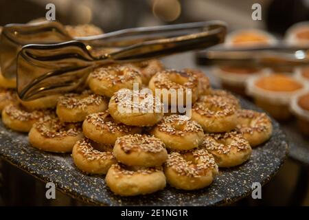 Table de buffet avec divers biscuits et biscuits, tartes et gâteaux Banque D'Images