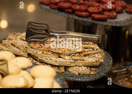 Table de buffet avec divers biscuits et biscuits, tartes et gâteaux Banque D'Images