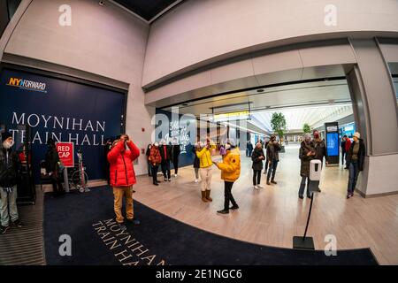 Les visiteurs du Daniel Patrick Moynihan train Hall de la gare de Pennsylvanie à New York apprécient le nouvel espace le jour de l'ouverture, le vendredi 1er janvier 2021. (© Richard B. Levine) Banque D'Images