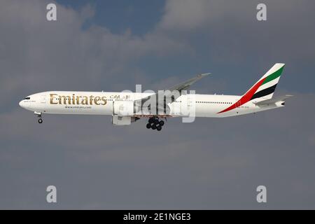 Emirates Boeing 777-300 avec enregistrement A6-ECQ sur la courte finale pour la piste 25L de l'aéroport de Francfort. Banque D'Images