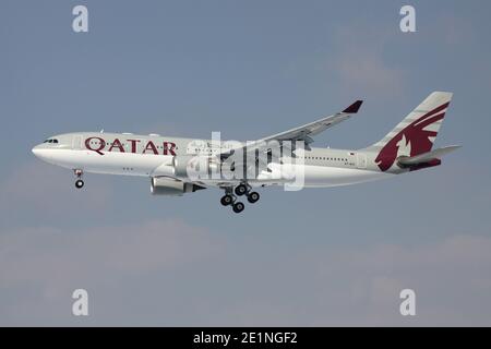 Qatar Airways Airbus A330-200 avec enregistrement A7-ACC en finale courte pour la piste 25L de l'aéroport de Francfort. Banque D'Images